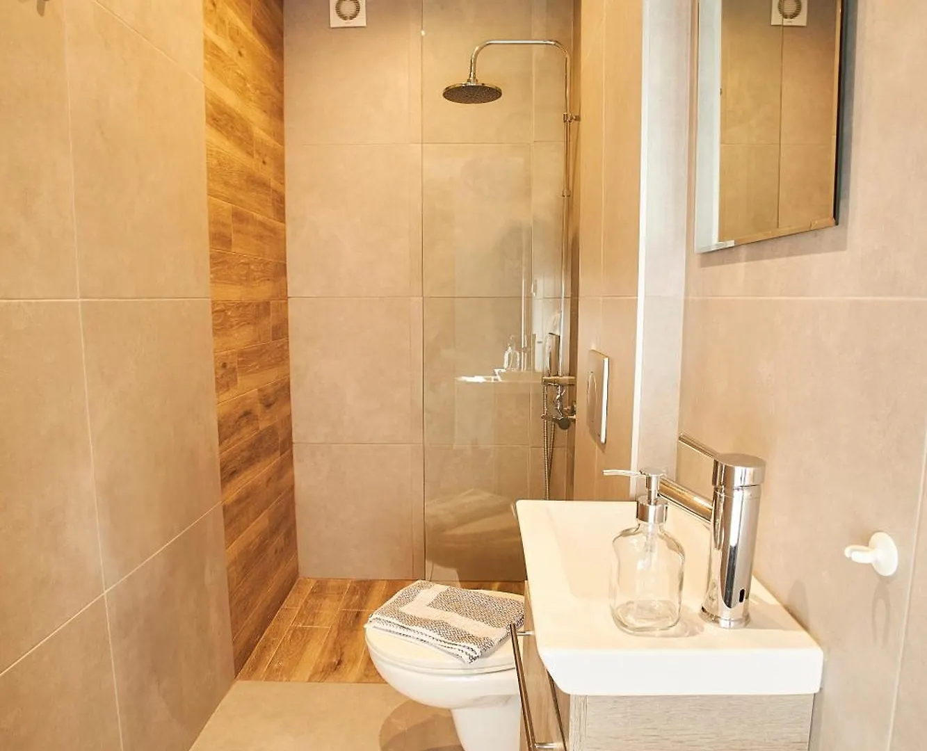 Golden Apartment, By Binobi Innovative Management! Tesalónica 0*,